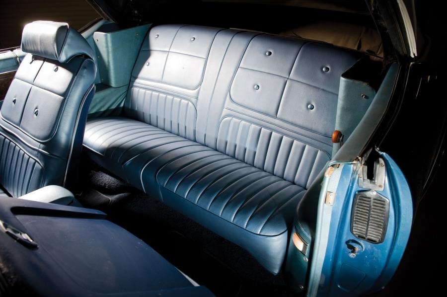 Интерьер Oldsmobile 442 W-30 Convertible 1970 года  (фото 11 из 21)